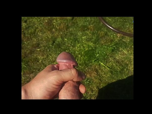 ❤️ O bunăciune fierbinte își face sex cu păsărica roz și ejaculează cu un squirt într-o grădină de vară ❤   at ro.porngipfy.ru ❌